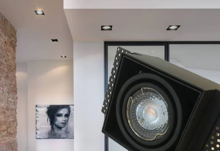 Trimless zwart inbouw spot plaatsen.