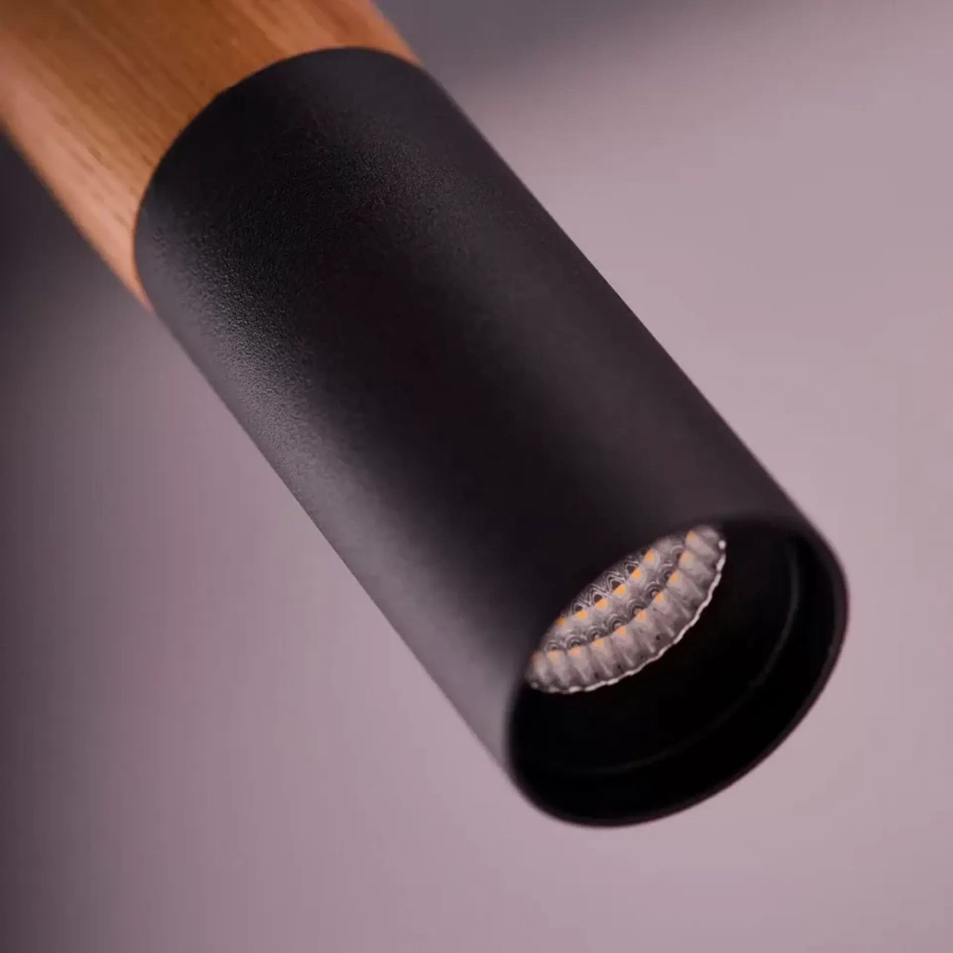 Izolda-P-Led-pendellamp-zwart-hout-deta.