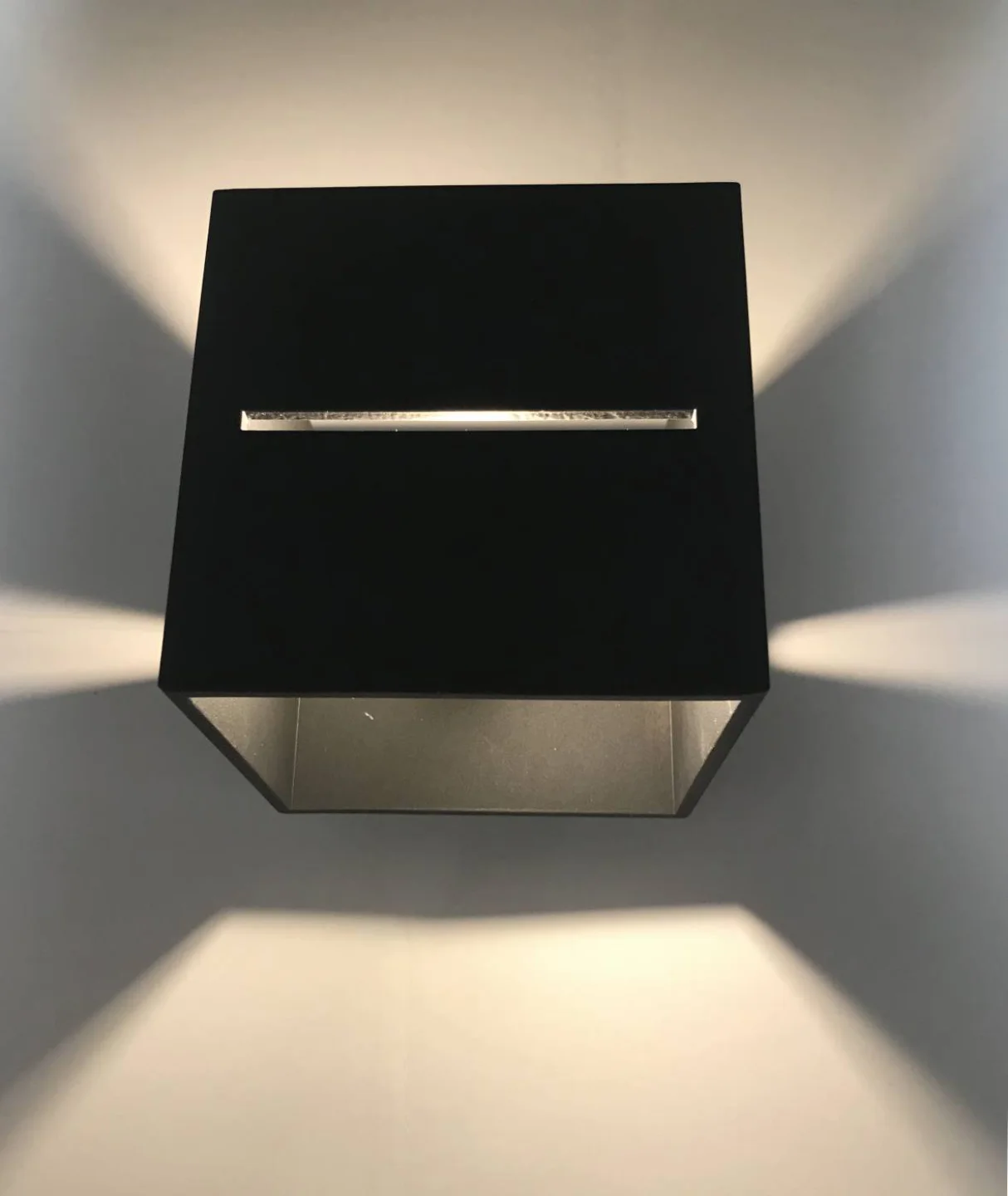 Wandlamp led zwart indirect licht sleuf.